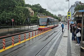 Dopravní hazard u pražské zastávky ukončila řada více než 50 sloupků - Novinky